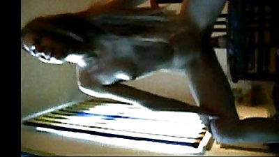 seksi rambut coklat memainkan pada webcam - tightandhornycom