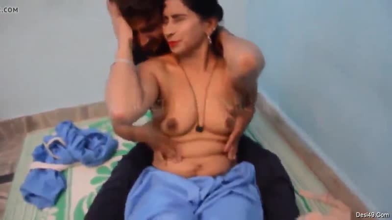 सुंदर देसी भारतीय हिंदू वेश्या नर्स मरीज के साथ नग्न होकर ब्रा उतारकर नग्न सेक्स कर रही है, डिक की सवारी कर रही है, टॉपलेस गर्म स्तन निपल्स