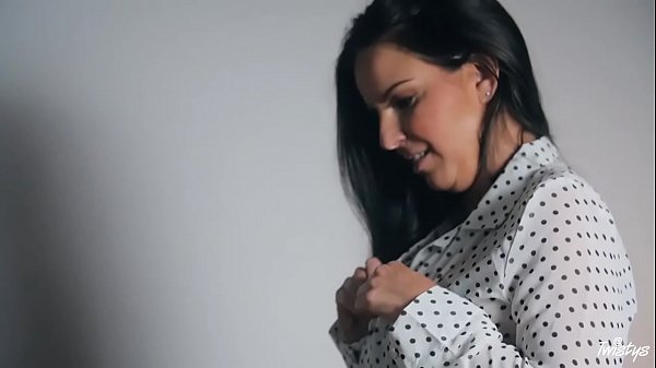 Twistys.com - Liếm vợ với Kobe Lee, Sara Luvv