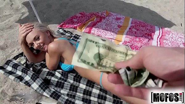 Mofos.com - Mae) - Nhận hàng công khai