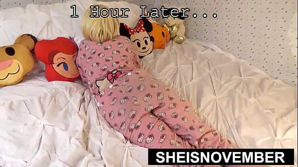 Il fratellastro inquietante che mi guardava spogliarmi, pisciare e fare la doccia lo ha fatto arrapare, portandolo a una Fellatio POV e a una pecorina grezza, la sorellastra nera bionda tettona Sheisnovember ha una cowgirl che scopa dopo l'upskirt con i fratellastri di lunedì