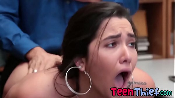 Harter Sex im Hinterzimmerbüro mit süßem Ladendieb-Teenager.