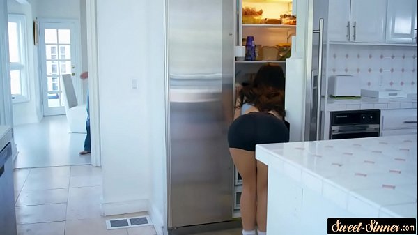 Busty con gái riêng âm hộ trên tất cả bốn chân