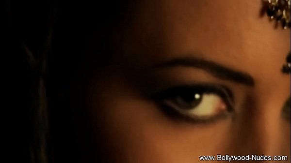 श्यामला प्रेमी बेली डांसर