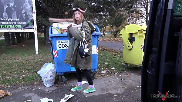 È assolutamente folle vedere una bionda scopata e cacciata dal furgone