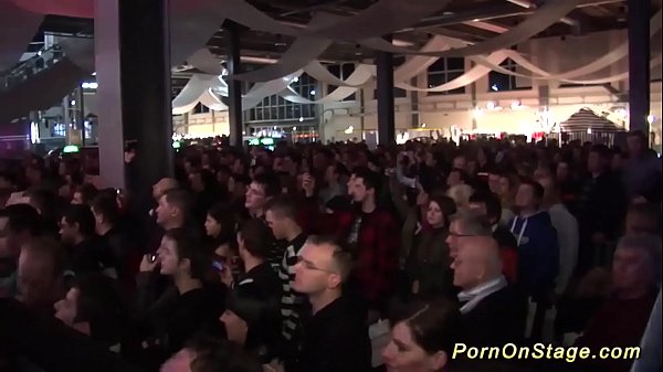 spettacolo porno lesbico hot sul palco pubblico