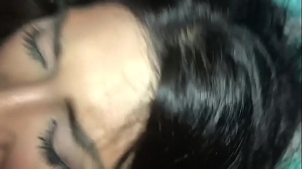 किशोर प्रेमी का डिक चूसता है और पीटा जाता है