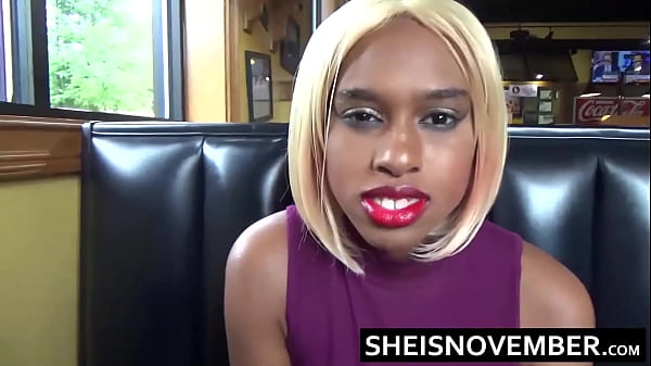 Süßes exotisches Teenie-Mädchen