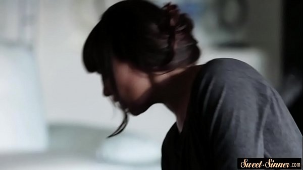 圆屁股青少年被她继兄弟后入式