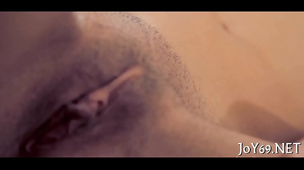 Solo-Babe fingert ihren feinen Spalt