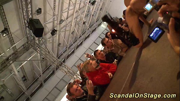 tettona fisting sul palco pubblico