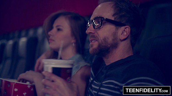 टीनफिडेलिटी जिलियन जानसन का पहला गुदा अनुभव