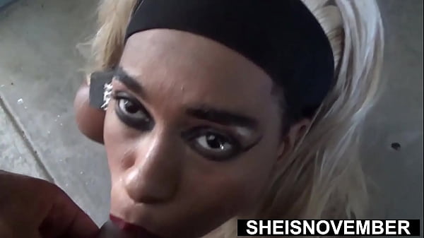 顽皮的继妹偷偷在户外见面，秘密跪下吮吸阴茎并射精，性感的乌木宝贝，金色长发，在给继弟 POV 口交时暴露胸部，书呆子 Sheisnovember 吞下射液 Fauxcest