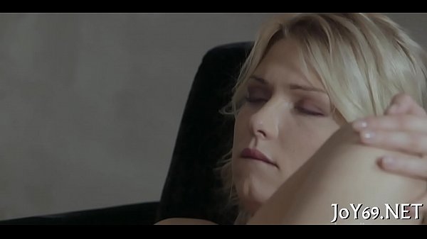 Adolescente de edad legal hambrienta de pollas juega con su hendidura