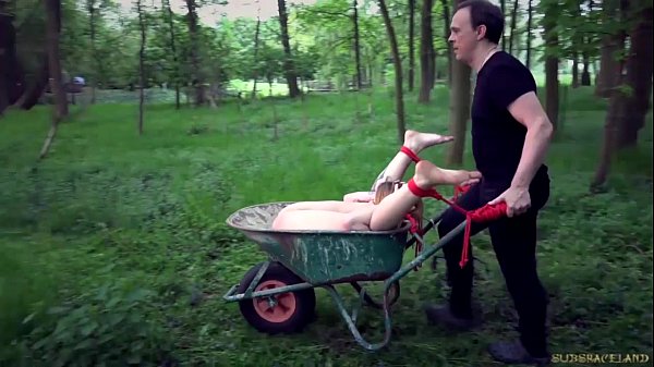 Sub jóvenes esclavos humillados en entrenamiento bondage para follar tragando semen