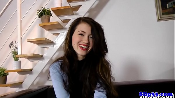 डीपथ्रोटिंग पॉलिश सौंदर्य बूढ़े आदमी द्वारा पीटा गया