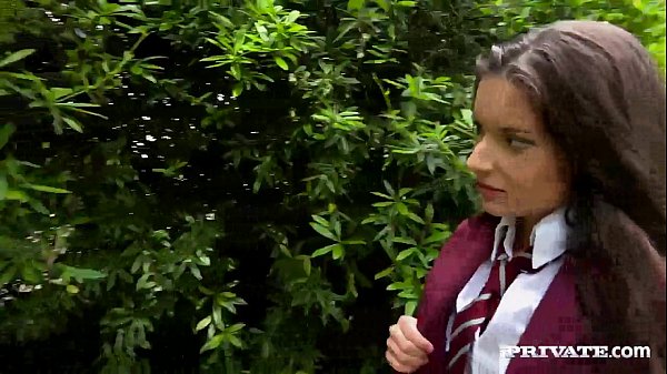 Die enge Teenie Anita Bellini lässt sich beide Löcher von zwei Gärtnern stopfen