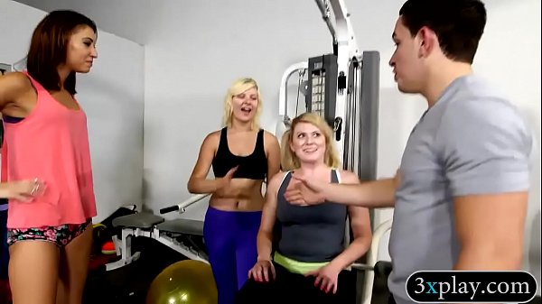 Ragazze amatoriali strette mostrano le loro tette sode per soldi