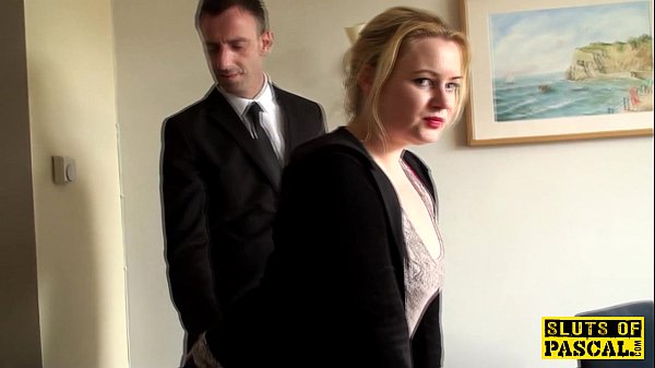 Britischer U-Boot wird in den Hals gefickt, bis er rot wird