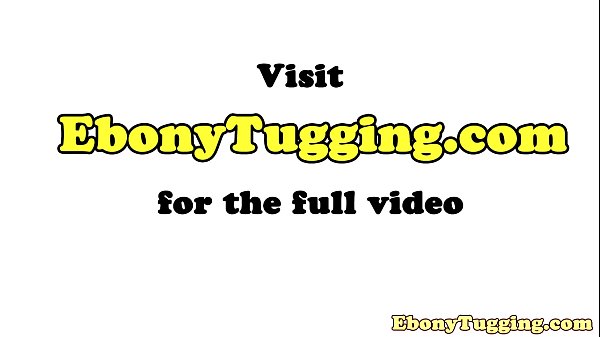 Adolescente en bikini negro masturbándose una polla blanca