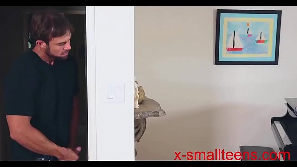 सुंदर सेक्सी पतली नौकरानी ने टॉपलेस होकर भुगतान किया, मुख-मैथुन