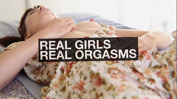 Frankie tóc ngắn rung âm hộ cô ấy