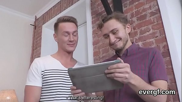 Broke bf permet à un ami chaud de clouer sa petite amie pour de l'argent sonnant et trébuchant