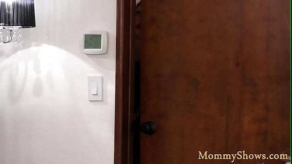 प्यारी सौतेली किशोरी शयनकक्ष में मोटे लंड की सवारी करती है