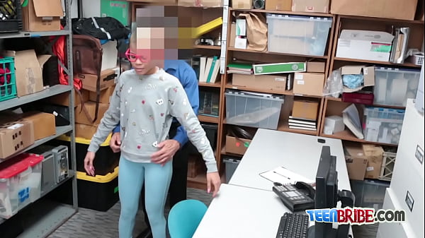 Arie si fa riempire la bocca e la figa dal grosso cazzo degli ufficiali arrapati