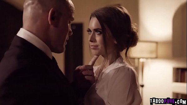 विनम्र खूबसूरत सचिव जिल कासिडी अपनी गांड ऊपर करके फर्श पर लेटी हुई है और अपने कामुक बॉस डेरिक पियर्स के साथ कठोर सेक्स के लिए तैयार है।