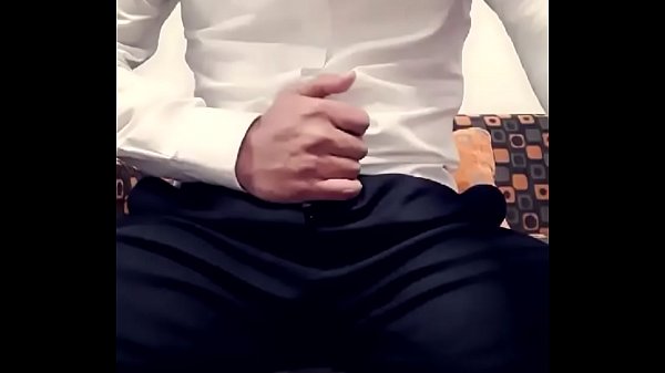 Khai Xuan con un chico en la oficina