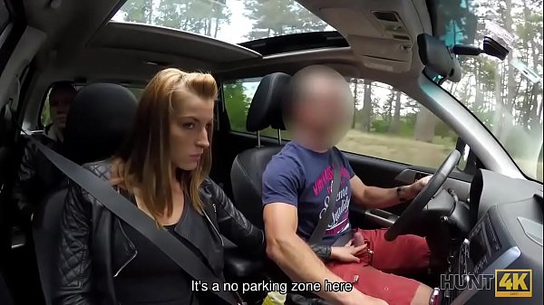 HUNT4K. Cuckold erlaubt blondem Mädchen, gegen Bargeld den Schwanz eines Fremden zu berühren