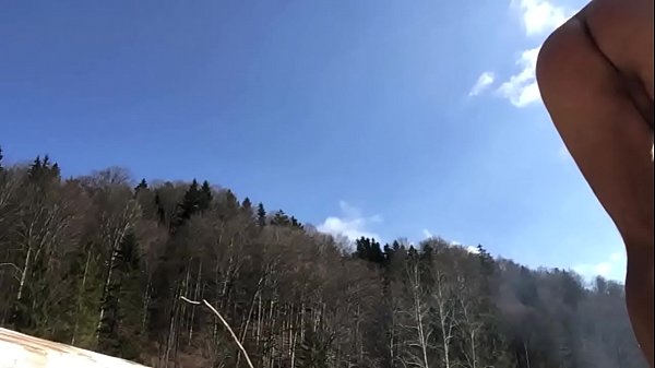 orso nudista non tagliato al fuoco