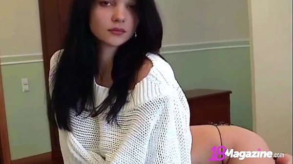 ¡La morena caliente Katie Fey se burla con un suéter y tanga!