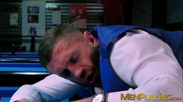 Ein Adonis im eleganten Anzug wird nach einer Ohrfeige von einem Schwanz gebumst