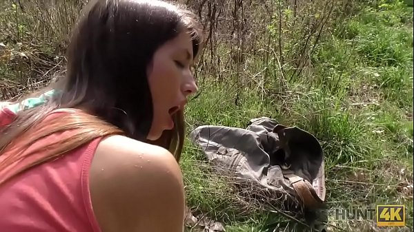 CHASSE4K. Cash prépare une jolie fille pour une pipe et une sodomie dans un parc