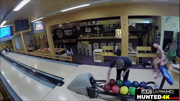 Une ado réticente baise un étranger pour de l'argent pendant que son petit ami regarde