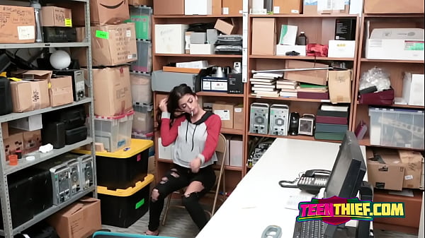 Sophia Leone wird vom Sicherheitsdienst des Einkaufszentrums in der Spionagekamera hart doggy gefickt