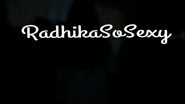 La vecina saltó la pared y la golpeó en el techo en la oscuridad: Por la noche, Radhika estaba bajando ropa seca del techo cuando la vecina