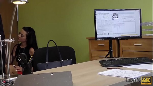 Schöner Teenager zieht Teenager aus