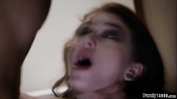 किशोर सार्वजनिक शौचालय में चूसते और फुहार करते हैं