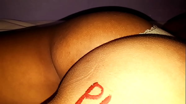 Tangita stringe il suo bellissimo culo e succhia il cazzo.