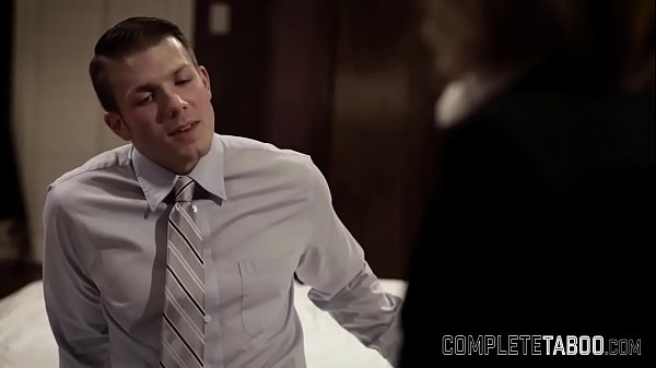 उत्तम दर्जे की कामोत्तेजक लड़की को शुक्राणु के लिए पीटा जाता है