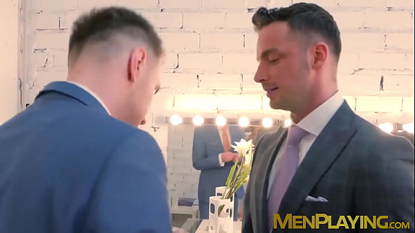 Hardcore-Geschäftsleute hämmern nach dem Kehlenfick in den Arsch