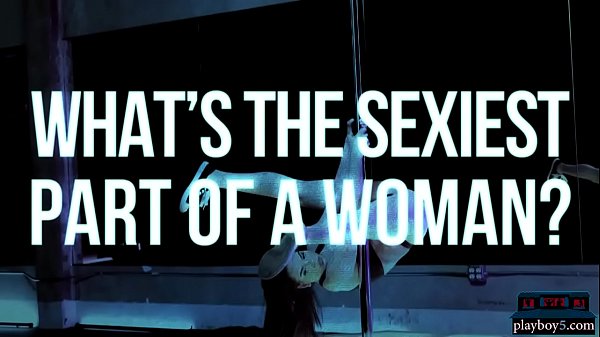 छोटे लैटिना किशोर प्लेबॉय के लिए नृत्य कर रहे हैं और कपड़े उतार रहे हैं