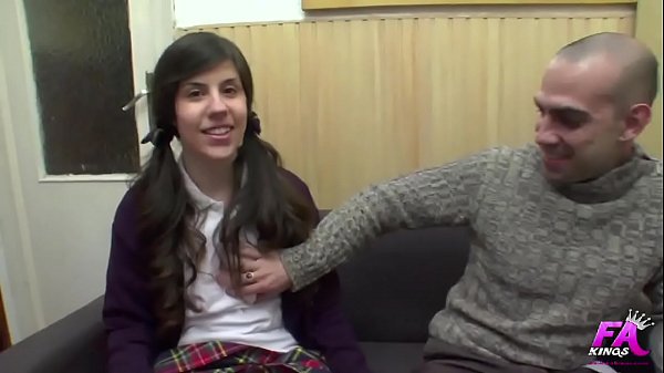 18 tuổi, sinh viên, cha mẹ giàu có, cô là con cừu đen của gia đình.