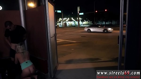 Dominación femenina bisexual Valerie White puede ser una linda y pequeña rubia