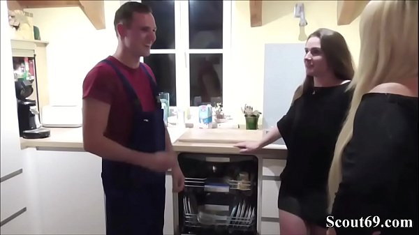 Zwei WG Teeny ficken den Handwerker um Rechnung zu bezahlen