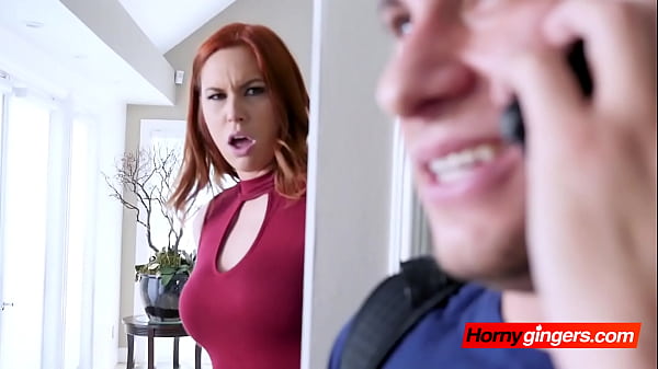 Diese wunderschöne Rothaarige lockt ihren Mann dazu, sie in verschiedenen Stellungen zu bumsen