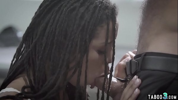 Vận động viên tuổi teen gỗ mun thực hiện một bài kiểm tra lâm sàng nhục nhã